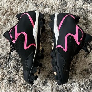 Under Armour girls cleats size 6 Y